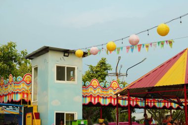 Karnaval süsü olarak küçük bayraklı çok katlı küçük bir bina..