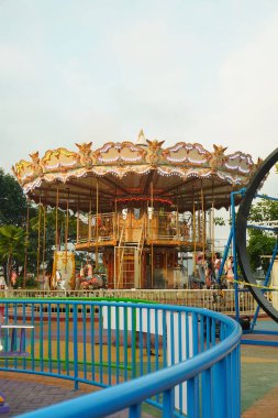 Atlı karınca öğleden sonra çok az ziyaretçiyle koşuyordu.