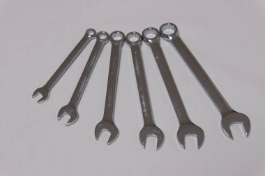 Fotokopi alanı ve metin için alanı olan beyaz bir arkaplanda farklı boyutlarda anahtarlar. Pankart ve araba tamiri için gerekli aletler. Bir alet edevat dükkanı için kartvizit. Yakın plan. Boyut cetvel. Düz plan. Düzen.