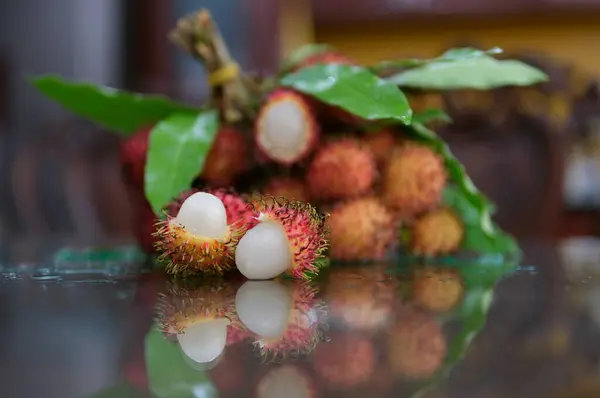 Świeże Rambutany Izolowane Zielonymi Liśćmi Świeże Obrane Rambutany Tle Stołu — Zdjęcie stockowe