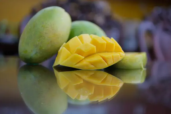 Masada bir sürü mango ve bir mango var. Sağlıklı taze meyveler. Yüksek kalite fotoğraf