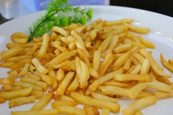 Beyaz bir tabakta yakın plan patates kızartması. Restoranda yemek servisi. Yüksek kalite fotoğraf