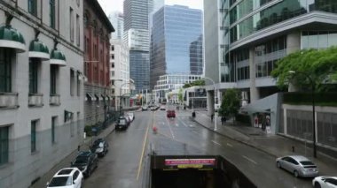 Kanada 'nın göbeğinde yağmurlu bir bahar var. Büyük anne ve büyük baba, şemsiyeli kadın ve erkekler, valizli insanlar, şehirde gezen yerel turistler. Merkezde yağmur var. Vancouver Kanada İngiliz Kolombiyası 05.04.2024