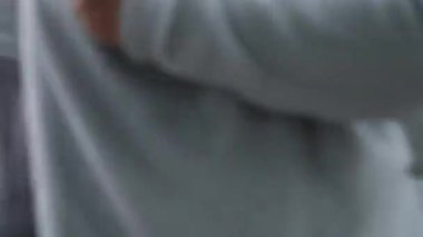 Kanada 'nın göbeğinde yağmurlu bir bahar var. Büyük anne ve büyük baba, şemsiyeli kadın ve erkekler, valizli insanlar, şehirde gezen yerel turistler. Merkezde yağmur var. Vancouver Kanada İngiliz Kolombiyası 05.04.2024