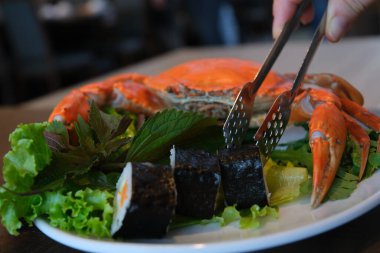 Buharda pişirilmiş Japon usulü siyah kasede yengeç. Limonlu ve limonlu. Yüksek kalite fotoğraf