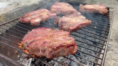Açık ateşte ızgara bifteğe tuz düşmesi. Yüksek kalite 4K görüntü. Yüksek kalite 4k görüntü