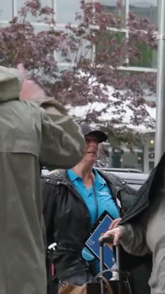 Downtown Canada Plaats Regenachtige Lente Grootouders Mannen Vrouwen Mensen Met — Stockvideo