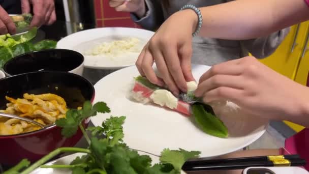 Δύο Γυναίκες Ετοιμάζουν Ρολά Ασιατικής Κουζίνας Κυλιόμενα Λαχανικά Ψάρι Βάση — Αρχείο Βίντεο