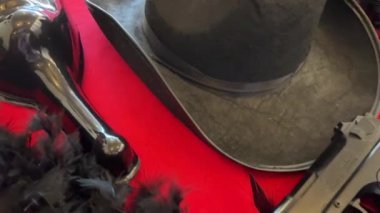 Kırmızı masada mafya şapkası var. Yüksek kalite 4k görüntü