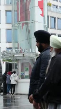 Kanada 'nın göbeğinde yağmurlu bir bahar var. Büyük anne ve büyük baba, şemsiyeli kadın ve erkekler, valizli insanlar, şehirde gezen yerel turistler. Merkezde yağmur var. Vancouver Kanada İngiliz Kolombiyası 05.04.2024