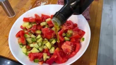 İtalyan salatasına zeytinyağı dök. Mini mozarella, vişneli domates ve roka. Yüksek kalite 4k görüntü