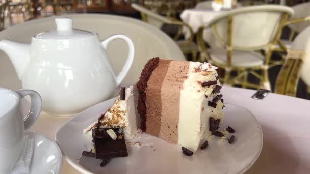 Τρώγοντας Τριπλή Μους Σοκολάτας Κομμάτι Κέικ Ένα Πιρούνι Από Κοντά — Αρχείο Βίντεο