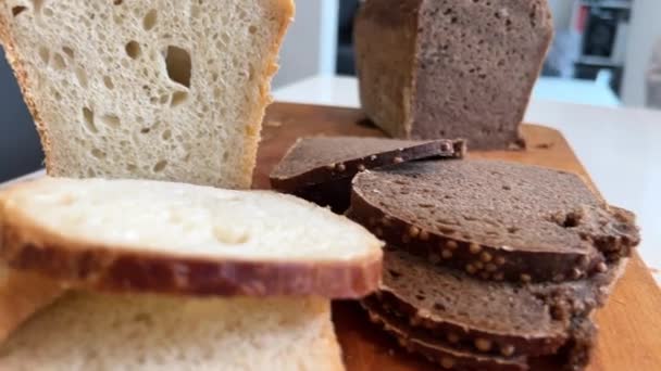 シェフはパンをスライスする 小麦とライグレーのパンのスライス 高品質4K映像カットパンホワイトブラック — ストック動画