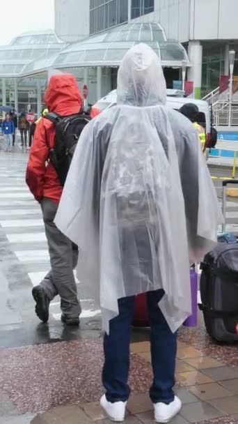 Downtown Canada Místo Deštivé Jaro Prarodiče Muži Ženy Lidé Deštníky — Stock video