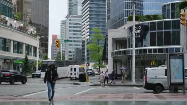 Downtown Canada Placera Regniga Våren Morföräldrar Män Och Kvinnor Människor — Stockvideo