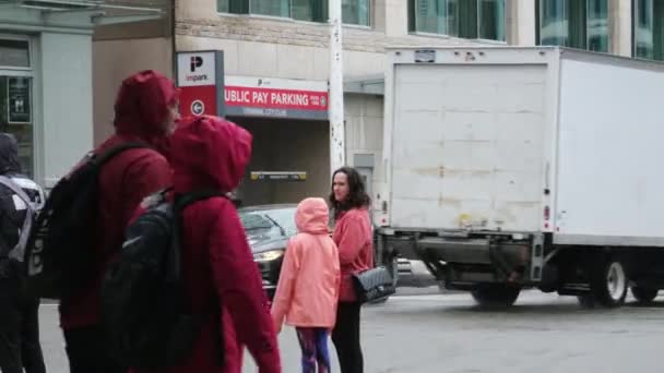 Downtown Canada Místo Deštivé Jaro Prarodiče Muži Ženy Lidé Deštníky — Stock video