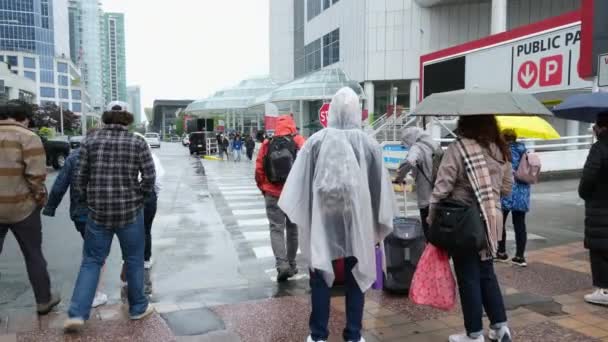 다운타운 캐나다 조부모 남성과 관광객 주위를 사람들을 배치합니다 중앙에 밴쿠버 — 비디오
