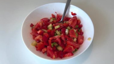 Sebze salatasına domates ve salatalıklı zeytinyağı dök. Sağlıklı yemek. Yüksek kalite 4k görüntü