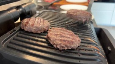 Hamburger için biftek ve domuz köftesi. Mutfakta kızartılmış et. Ağır çekim. Yüksek kalite 4k görüntü