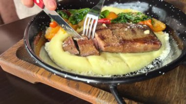 Japon usulü yakiniku ince dilimlenmiş sığır dili gyutan bbq rostosu ve limon yeşili soğan leziz dokusu. Yüksek kalite 4k görüntü