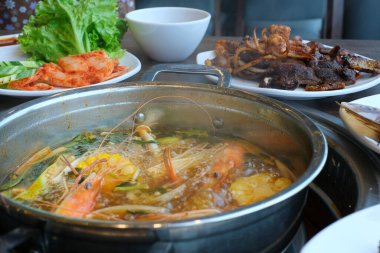 Nilüfer köklü ekşi çorba ve nilüfer köklü karides kaeng som koong, geleneksel Tayland yemeği. Yüksek kalite 