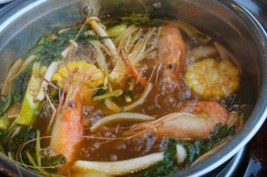 Tom yum kung, baharatlı Tayland Tom çorbası beyaz kâse karides çorbası. Yüksek kalite