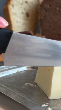 Çavdar ekmeğinin üzerine sütsüz vejetaryen tereyağı ve yumurta serpiştirmek. - Yakın çekim. Yüksek kalite 4k görüntü