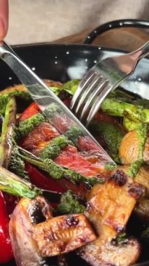 Izgara tabakta ızgara sosis ve sebze, açık havada. Izgara yemek, bbq, 4K. Yüksek kalite 4k görüntü