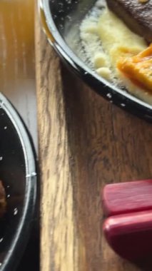 Izgara sebze püresi patates püresi ve sığır dili ya da iki kişilik öğle yemeğine limonlu bira ve limon suyu ile sunulmuş güzel bir biftek. Yüksek kalite 4k görüntü