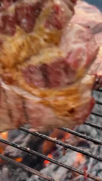 음식과 불타는 스테이크 대리석 소고기 스테이크 그릴에 쇠고기 스테이크 바비큐와 — 비디오