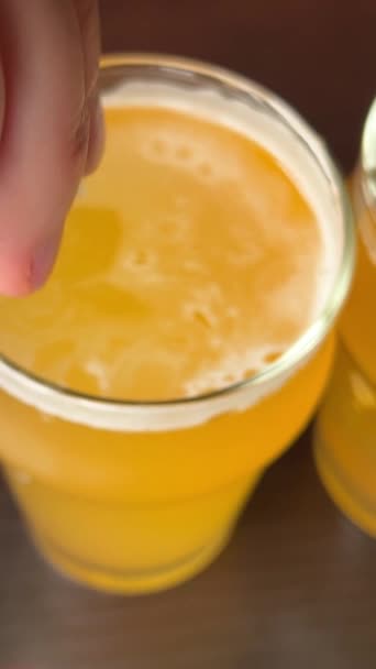 Uma Mão Mulher Espreme Suco Limão Copo Cerveja Mesa Dois — Vídeo de Stock