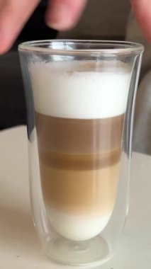 Sıcak kahve yapıyorum. Kapuçino. Sütlü sade kahve. Cappuccino katmanları. Cappuccino veya latte hazırlama işlemi. Yüksek kalite 4k görüntü