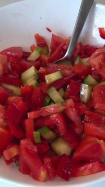 Sebze salatasına domates ve salatalıklı zeytinyağı dök. Sağlıklı yemek. Yüksek kalite 4k görüntü