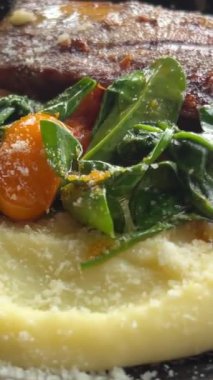 Lokantada, siyah tabakta patates püresi ve sebze ile lezzetli sığır dili servis ediliyor. Yüksek kalite 4k görüntü