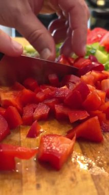 Aşçı keskin bir bıçakla büyük kırmızı bir dolma biberi soyar, güçlü erkek elleri bir bıçak tutar ve onunla kırmızı dolma biberi soyarken, bunu gördüğümde ağzımda çan biberinin tadını hissederim. Yüksek kalite