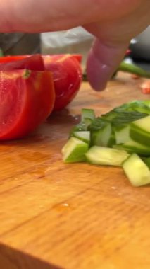 Salata için domates doğrayan adam. Güvertede el yapımı domatesler. Yüksek kalite 4k görüntü