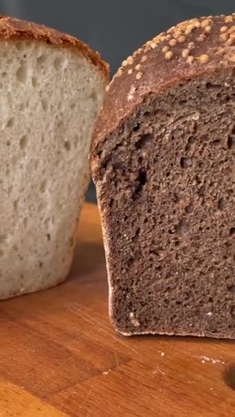 ミラーテーブルで回転する黒い背景のパン 農場天然小麦ライ麦ベーカリー製品 高品質の4K映像 — ストック動画
