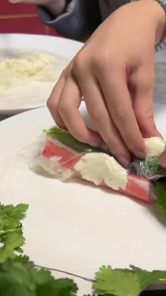 Dos Mujeres Preparando Rollos Primavera Cocina Asiática Rodando Verduras Carne — Vídeo de stock