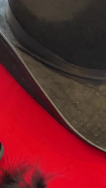 Jeu Mafia Pistolet Chapeau Sur Une Table Rouge Images Haute — Video