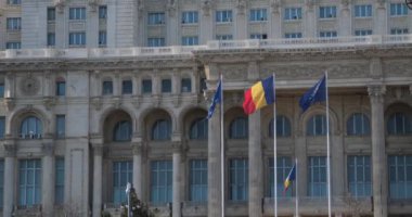 Romanya, Bükreş 'teki Parlamento Sarayı. Romanya Tarih Merkezi yazın mavi gökyüzüne karşı. Yüksek kalite 4k görüntü