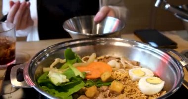 Tom Yam baharatlı çorba. Vietnam 'da hazır şehriye çorbası pişir. Masanın ortasında bir restoran aşçısında. Restoranda geleneksel Asya mutfağını pişir. Yüksek kalite 4k görüntü