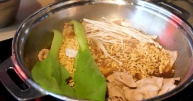 Tom Yam baharatlı çorba. Vietnam 'da hazır şehriye çorbası pişir. Masanın ortasında bir restoran aşçısında. Restoranda geleneksel Asya mutfağını pişir. Yüksek kalite 4k görüntü
