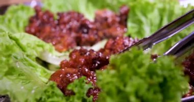 Pirinç ve taze soğanlı Asya usulü çıtır susamlı tavuk. Döndürme video. Tatlı ve ekşi soslu et. Yüksek kaliteli 4K görüntü.