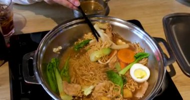 Tom Yam baharatlı çorba. Vietnam 'da hazır şehriye çorbası pişir. Masanın ortasında bir restoran aşçısında. Restoranda geleneksel Asya mutfağını pişir. Yüksek kalite 4k görüntü