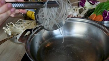 Tom Yam baharatlı çorba. Vietnam 'da hazır şehriye çorbası pişir. Masanın ortasında bir restoran aşçısında. Restoranda geleneksel Asya mutfağını pişir. Yüksek kalite 4k görüntü