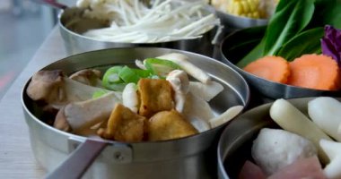 Tom Yam baharatlı çorba. Vietnam 'da hazır şehriye çorbası pişir. Masanın ortasında bir restoran aşçısında. Restoranda geleneksel Asya mutfağını pişir. Yüksek kalite 4k görüntü