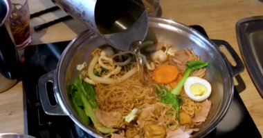 Tom Yam baharatlı çorba. Vietnam 'da hazır şehriye çorbası pişir. Masanın ortasında bir restoran aşçısında. Restoranda geleneksel Asya mutfağını pişir. Yüksek kalite 4k görüntü