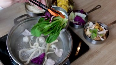 Tom Yam baharatlı çorba. Vietnam 'da hazır şehriye çorbası pişir. Masanın ortasında bir restoran aşçısında. Restoranda geleneksel Asya mutfağını pişir. Yüksek kalite 4k görüntü