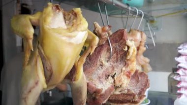 Vietnam 'da sokak yemeklerinde sahte çorba pişirmek sağlıksız koşullar turistlerin en sevdiği Asya çorbası. Erkek satıcı pirinç vermicelli çorbası hazırlıyor.