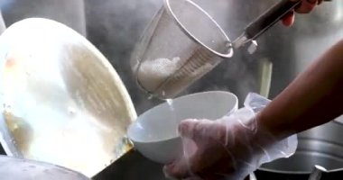 Vietnam 'da sokak yemeklerinde sahte çorba pişirmek sağlıksız koşullar turistlerin en sevdiği Asya çorbası. Erkek satıcı pirinç vermicelli çorbası hazırlıyor.